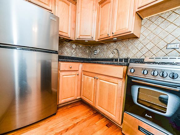 4th image of 4600 N Cumberland Ave Unit 409