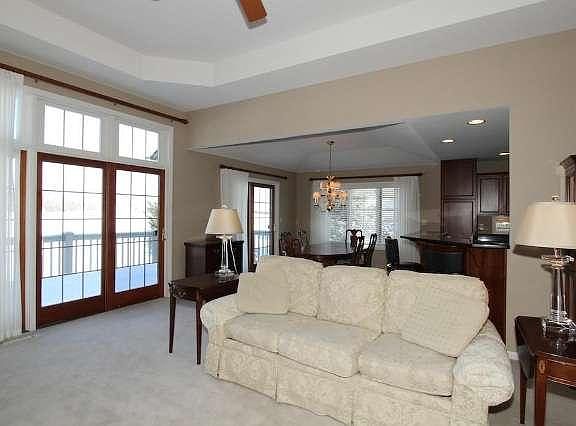 Light-filled great room w/patio doors!