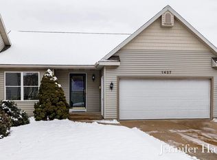 1427 Woodlawn Cmns, Grand Haven, MI 49417