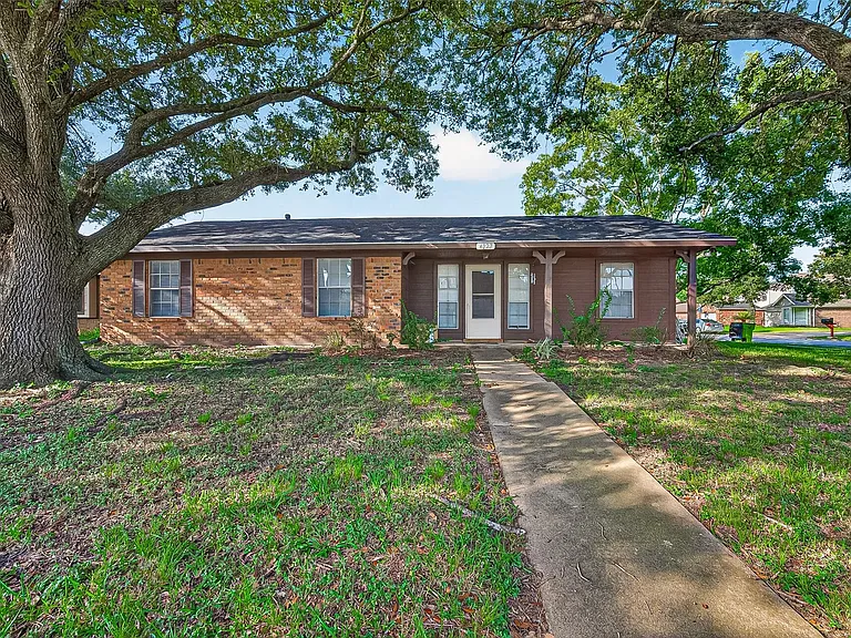 4923 Sandalwood Ave — Photo 1