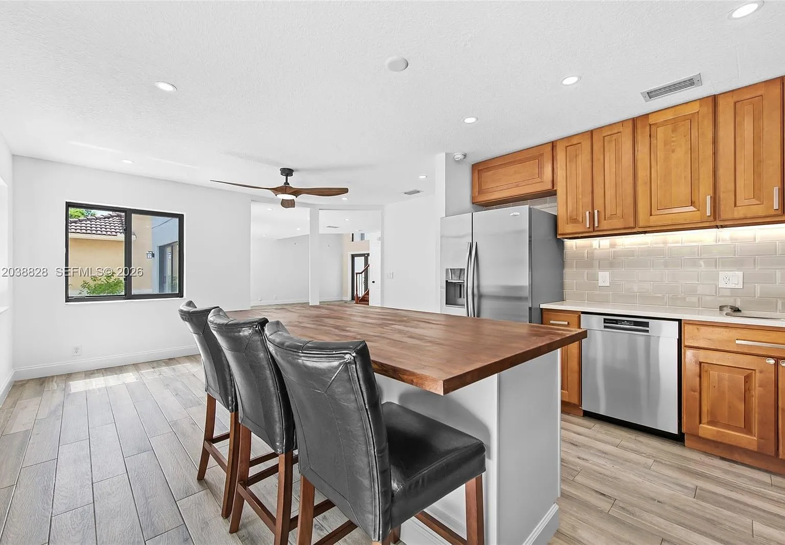 4 bed, 2.5 bath, 1946 sqft, $4,600 — Photo 4