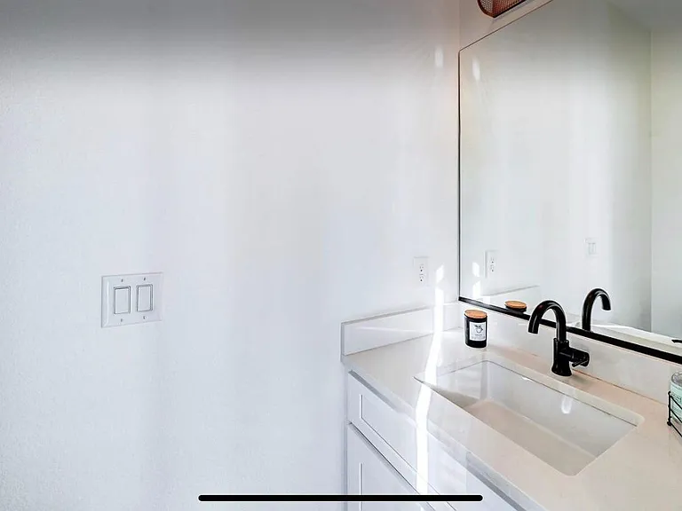 1370 Yates St #1 — Photo 16