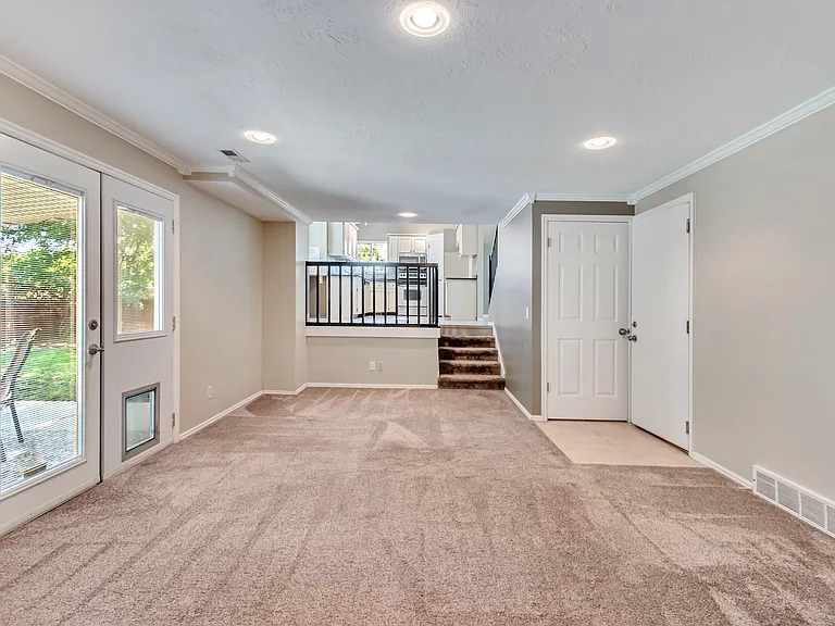 582 E Meadow Hill Dr — Photo 9