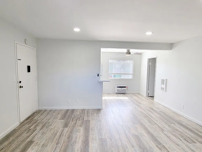 1018 E Lexington Ave — Photo 2