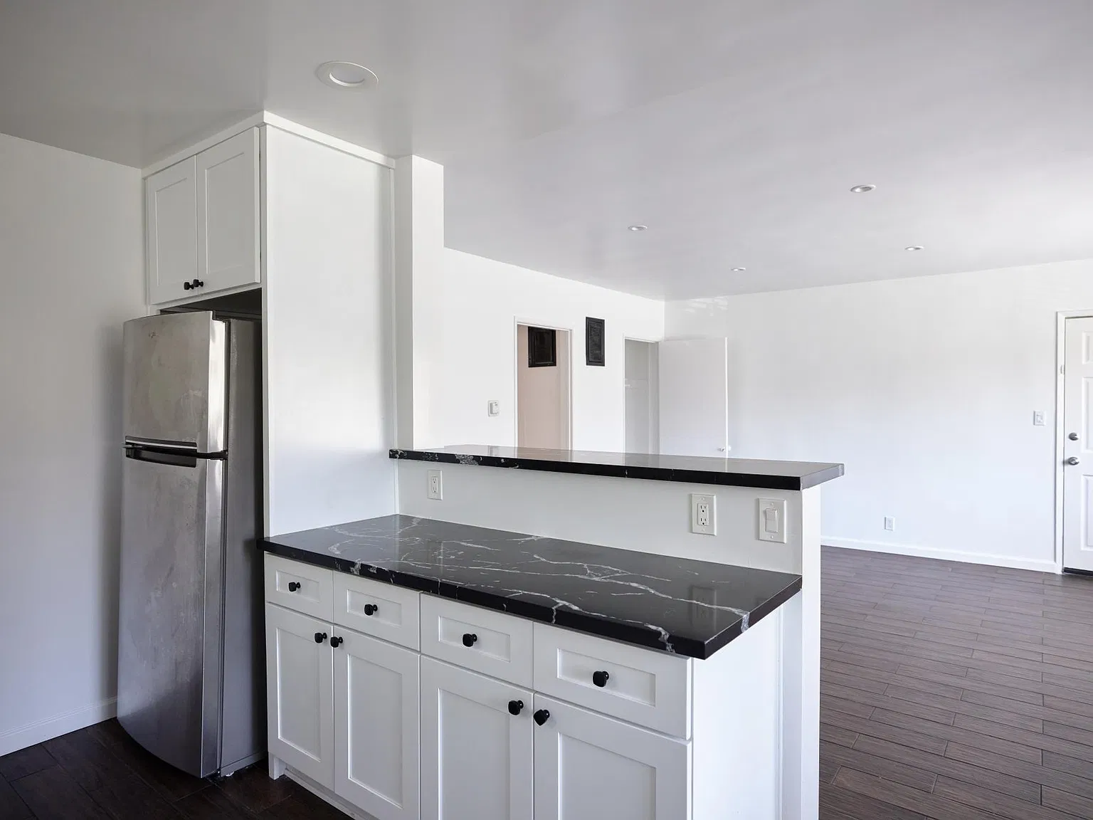 833 N Hayworth Ave — Photo 4