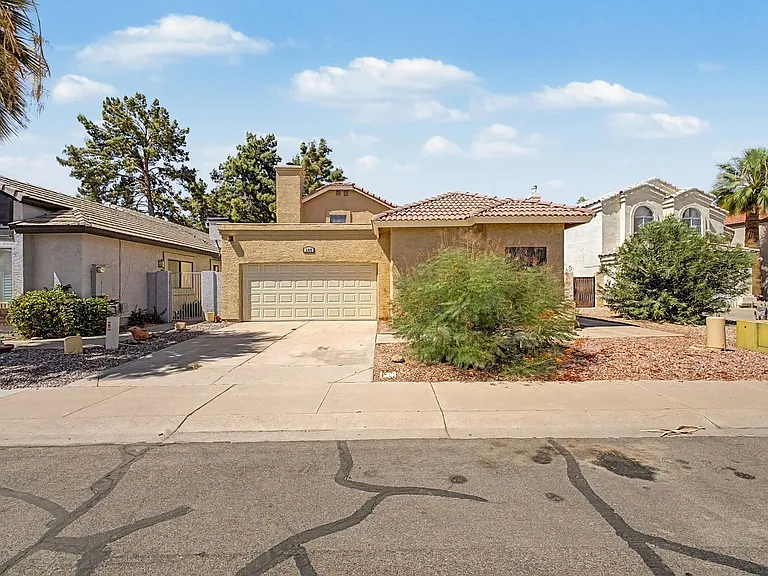 184 S Willow Creek St — Photo 2