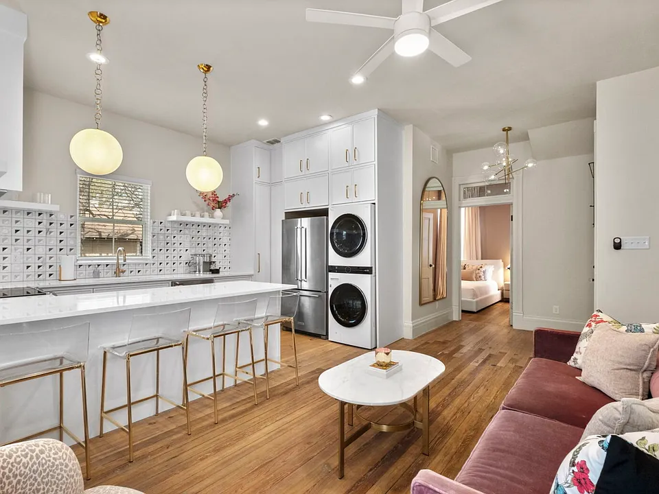 201 E Carson St #1