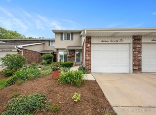 1672 Castbourne Ct, Wheaton, IL 60189