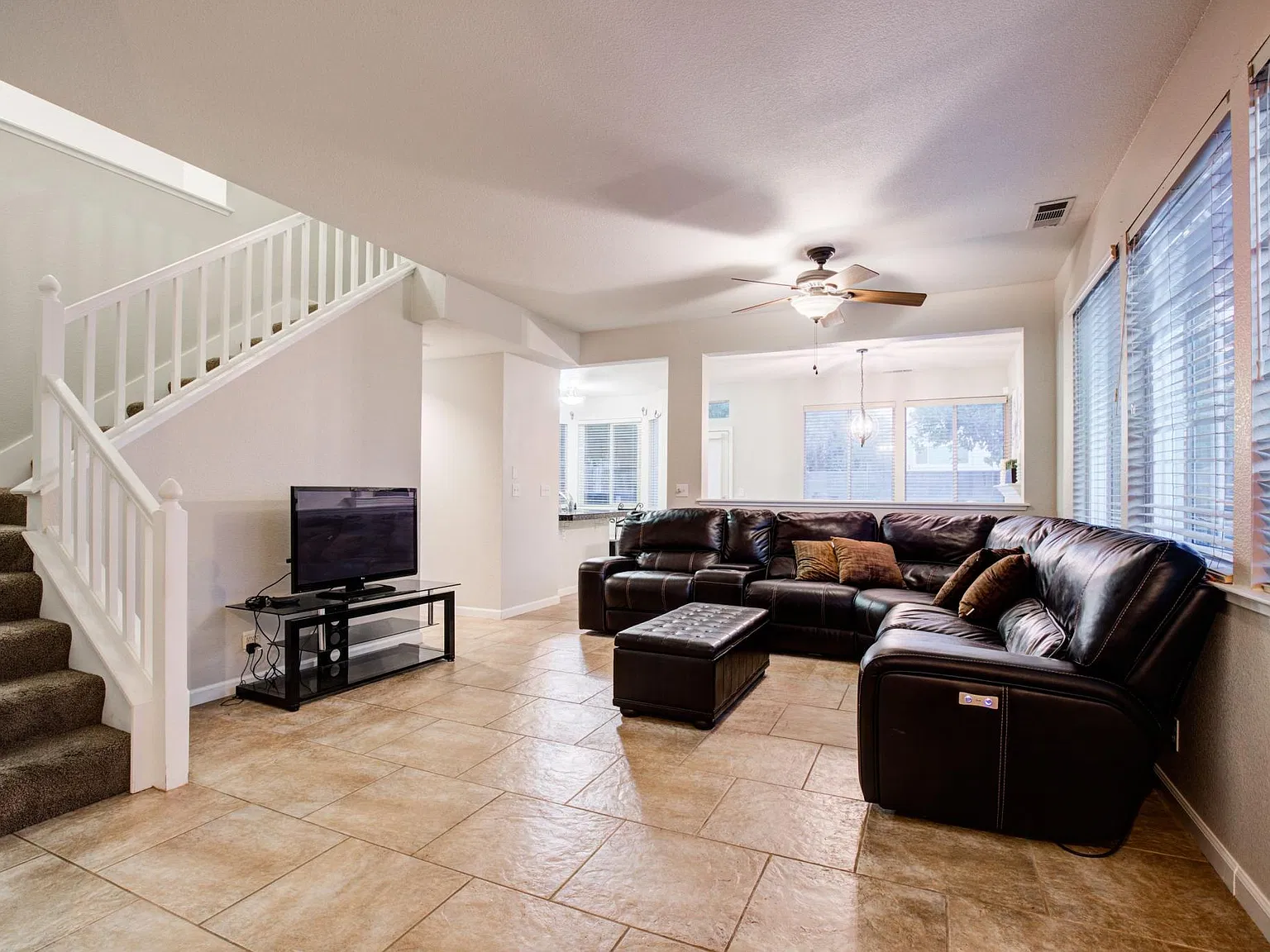 4 bed, 1913 sqft, $3,385 — Photo 2