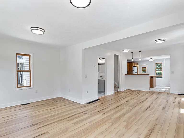 352 Calkins Ave SE — Photo 3