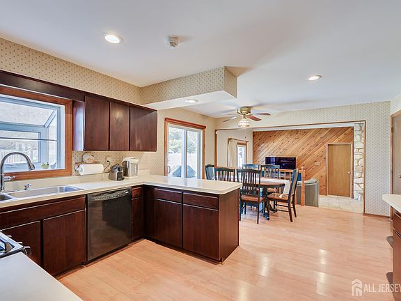 4th image of 5 Woodmere Rd