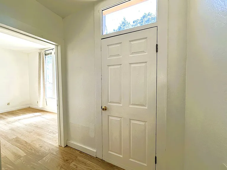402 Ormsby Ln — Photo 11