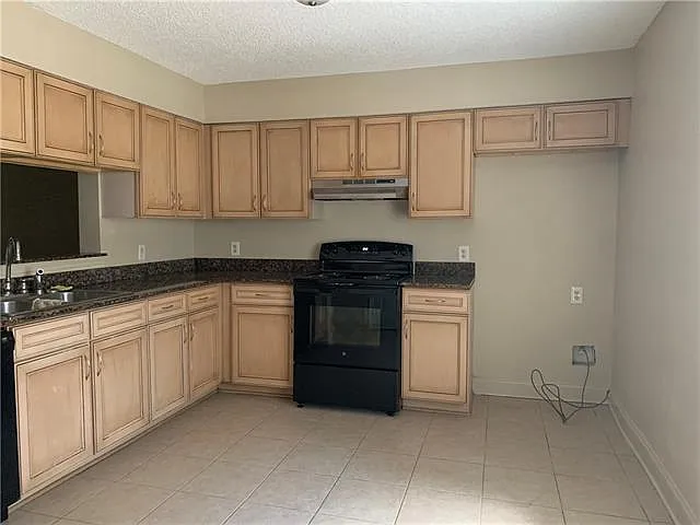 3 bed, 1.5 bath, 1413 sqft, $1,300 — Photo 3