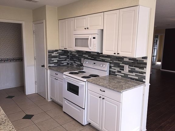 3rd image of 1920 Maxwell Dr