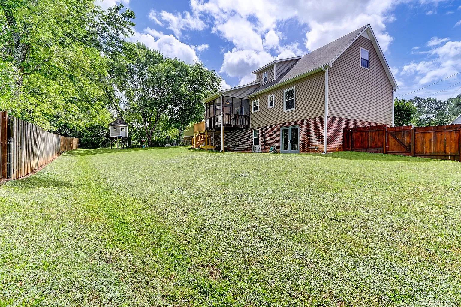 601 Blackburn Dr — Photo 2
