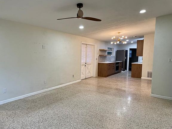 5th image of 535 Broxburn Ave