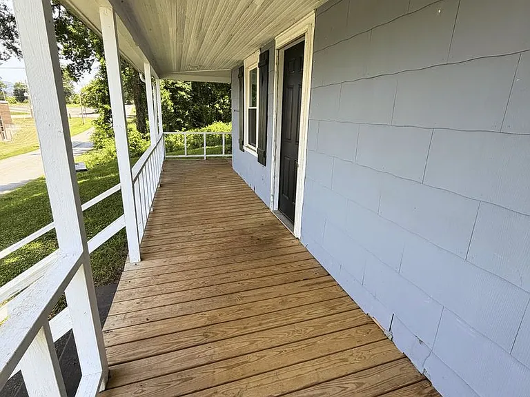 306 Railroad St — Photo 3