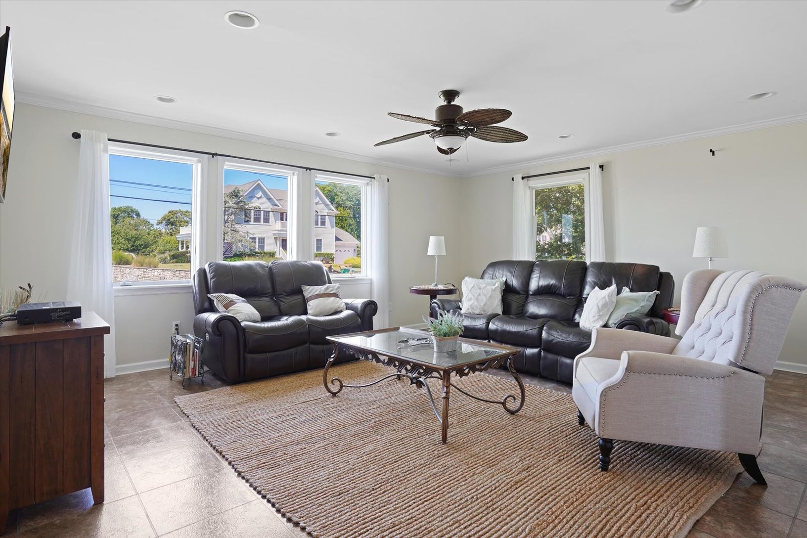  Separate living room