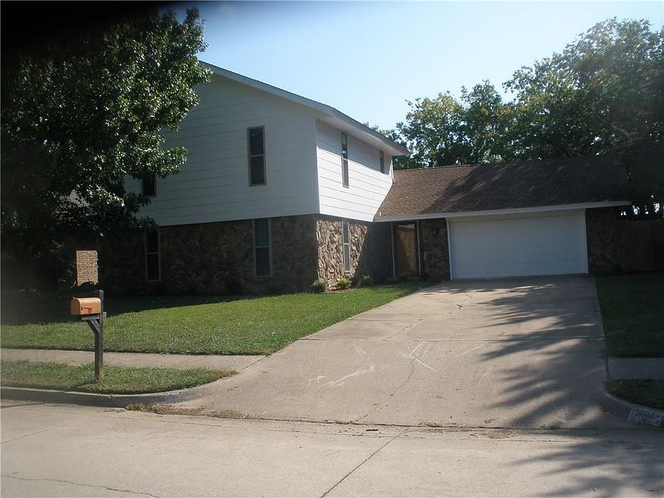 1st image of 1904 E Hills Dr