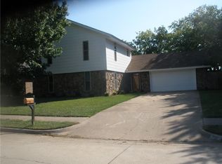 1904 E Hills Dr, Moore, OK 73160