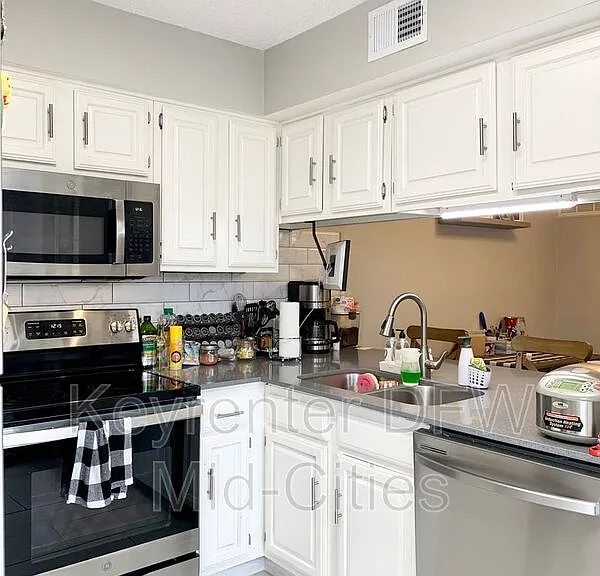 2623 Piedras Dr — Photo 7
