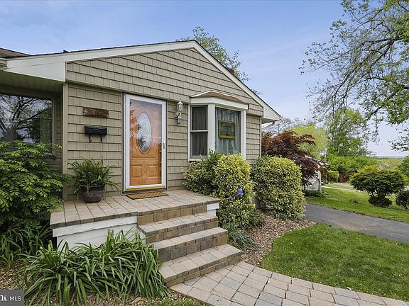 3rd image of 221 Coronet Dr