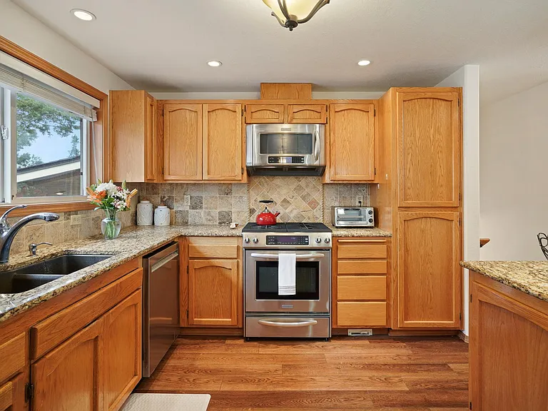 2351 NE Shadow Brook Pl — Photo 10