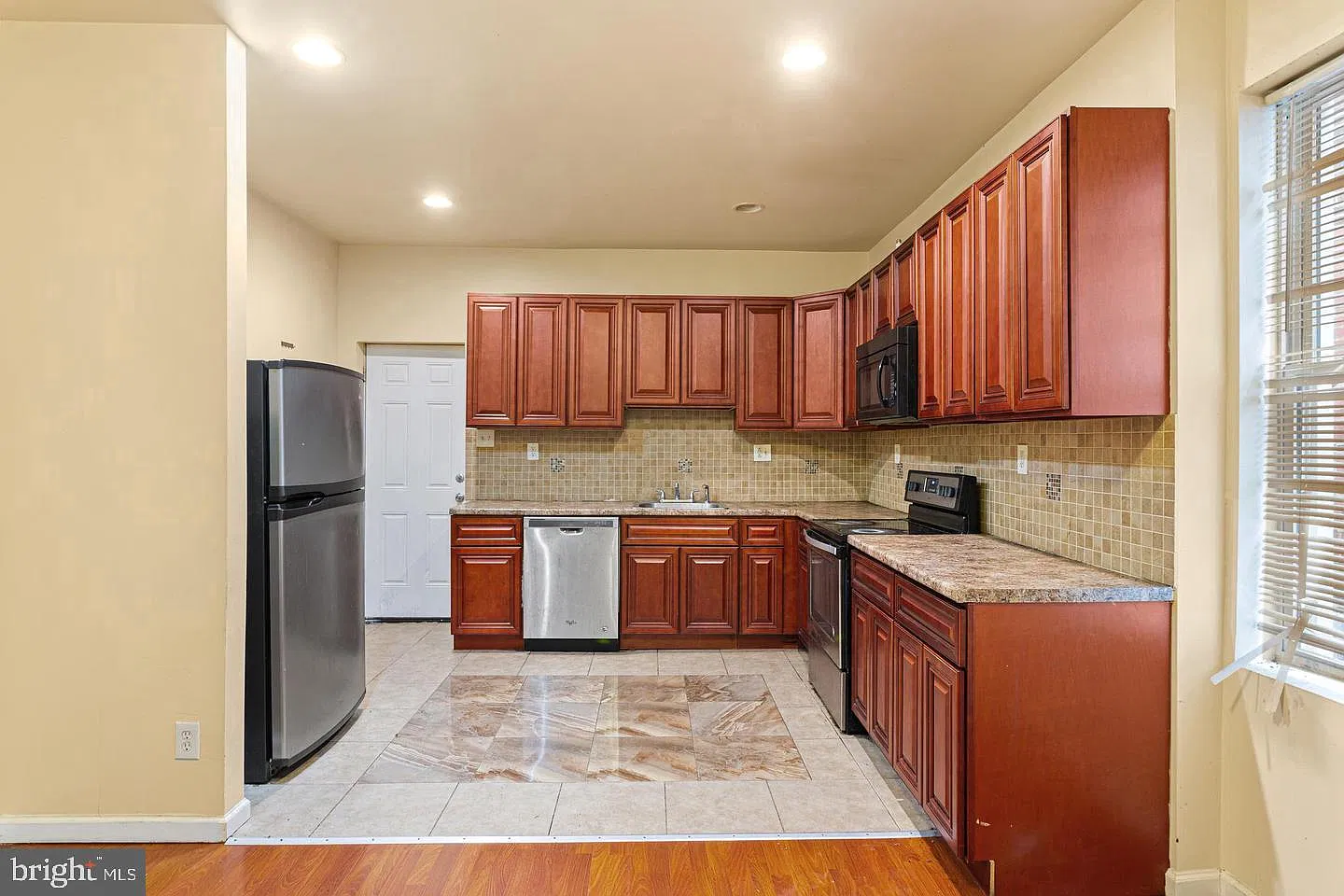3 bed, 1.0 bath, 2130 sqft, $1,550 — Photo 1
