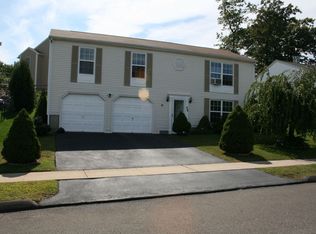 48 Falcon Ln, Meriden, CT 06451