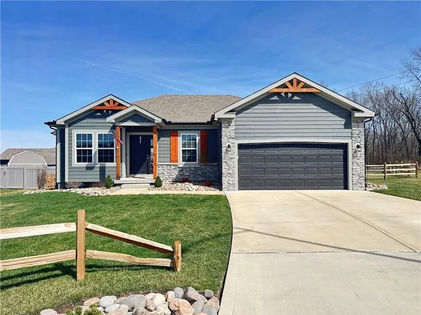 1203 SW Burns Ct, Oak Grove, MO 64075