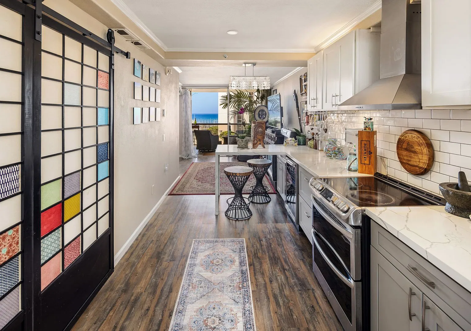 Live the ultimate Honolulu dream in this modern furnished, Hawaiian-style tiki condo! — Photo 2