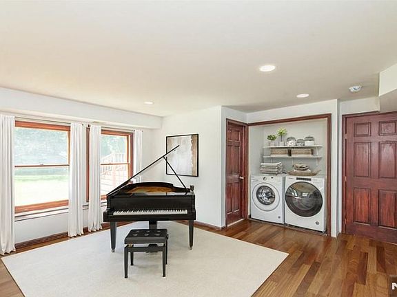 4th image of 728 Prospect Street