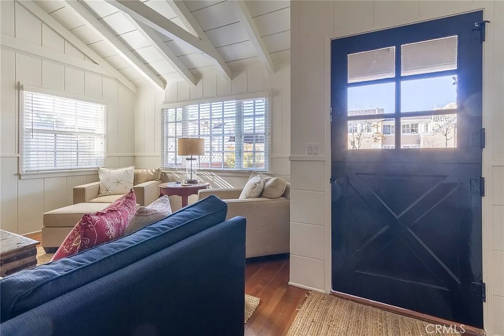 3 bed, 1325 sqft, $8,500 — Photo 2