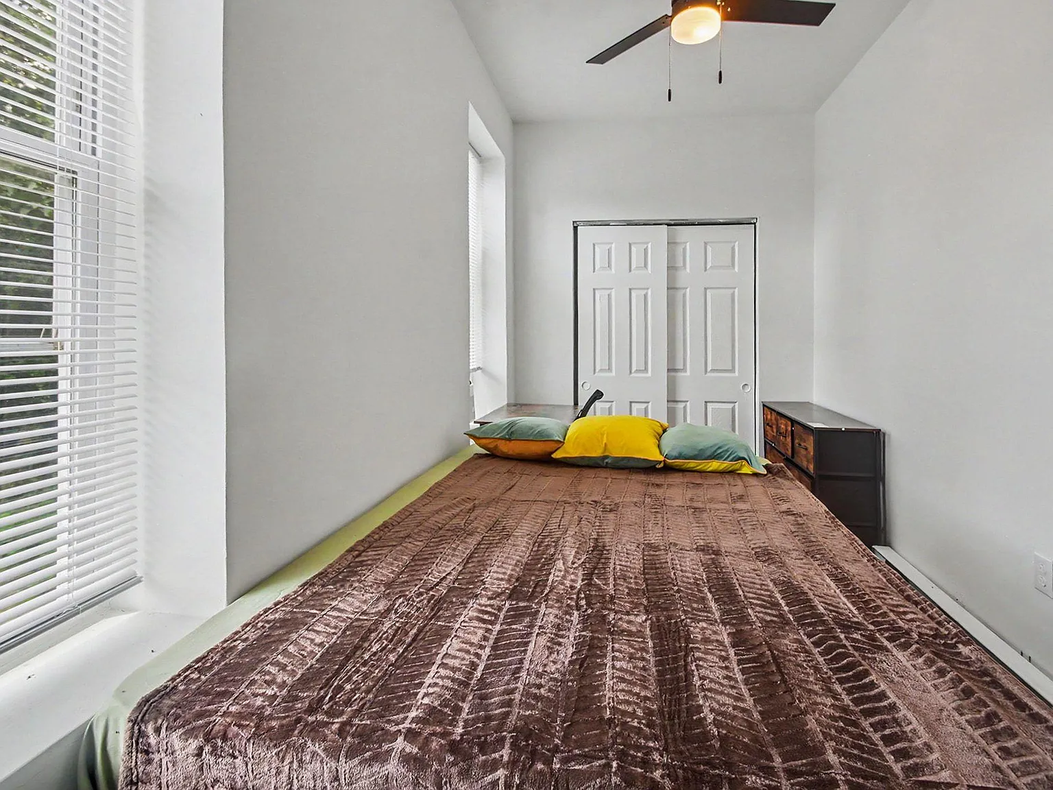 3 bed, 1.0 bath, 2400 sqft, $910 — Photo 2