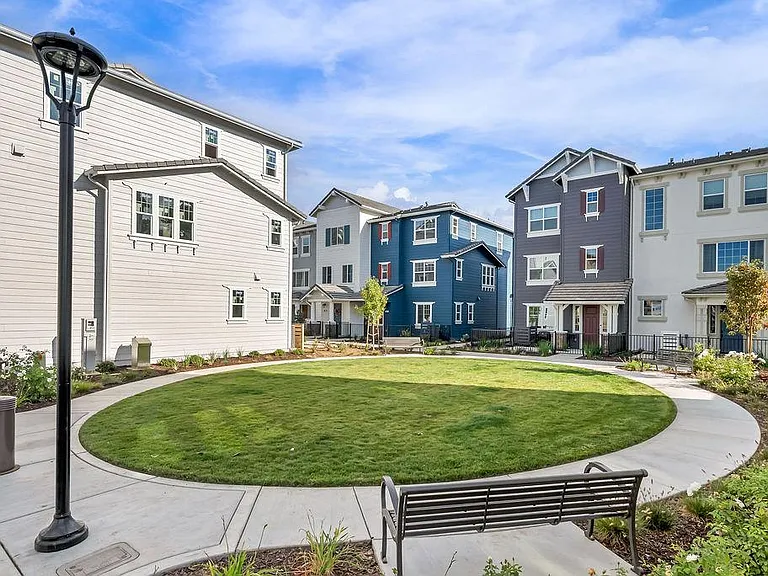 327 Pear Tree Ter #B — Photo 30