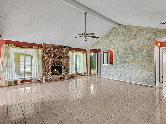 4th image of 22122 Meadowhill Dr