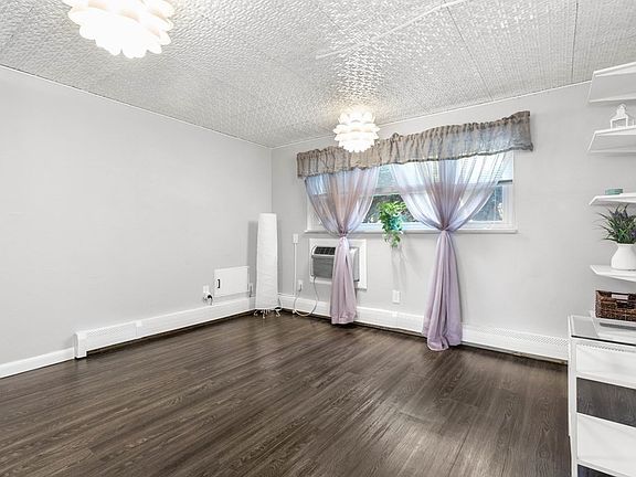 3rd image of E2 Colonial Dr #2