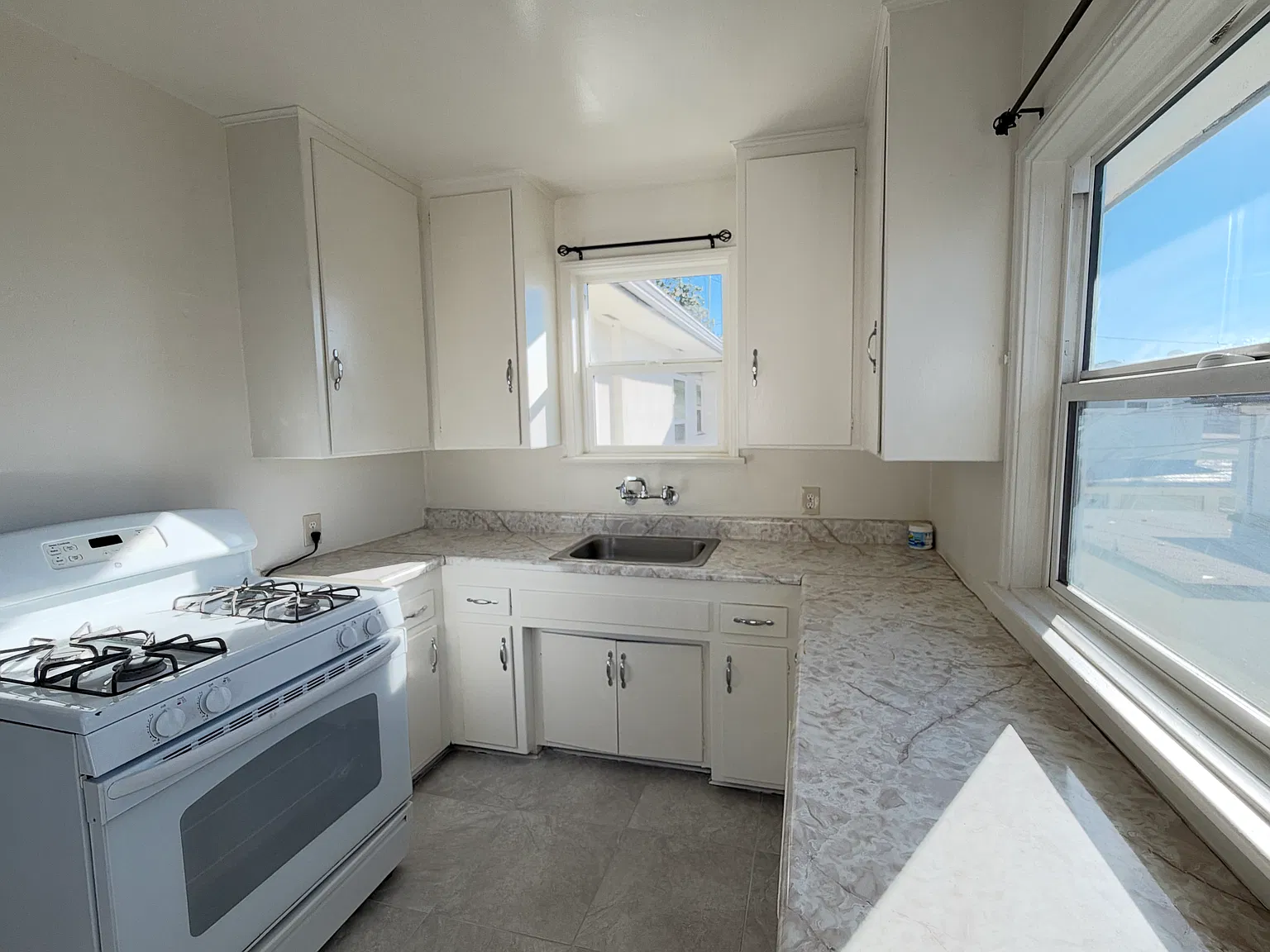 2 bed, $2,400 — Photo 4