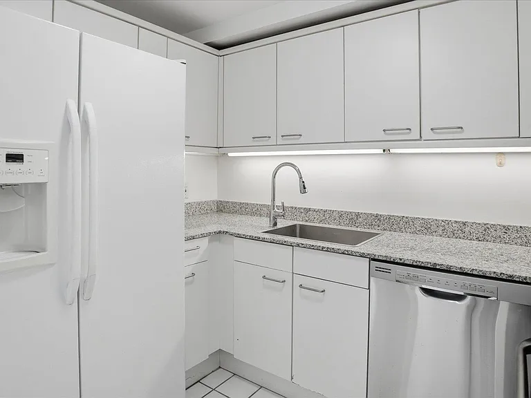 100 Cuttermill Rd #4M — Photo 9