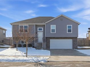 21303 W 219th St, Spring Hill, KS 66083