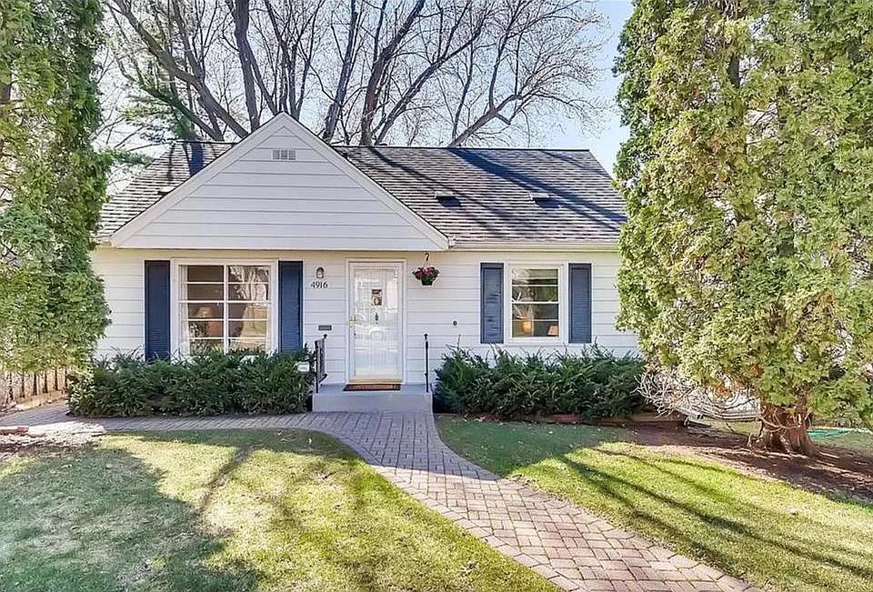 Classic South Minneapolis bungalow in great location. Walk to 50th and France, Lake Harriet, Pershing Field Park.