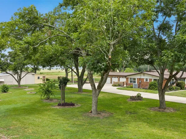 215 Lakeview Ln, El Campo, TX 77437
