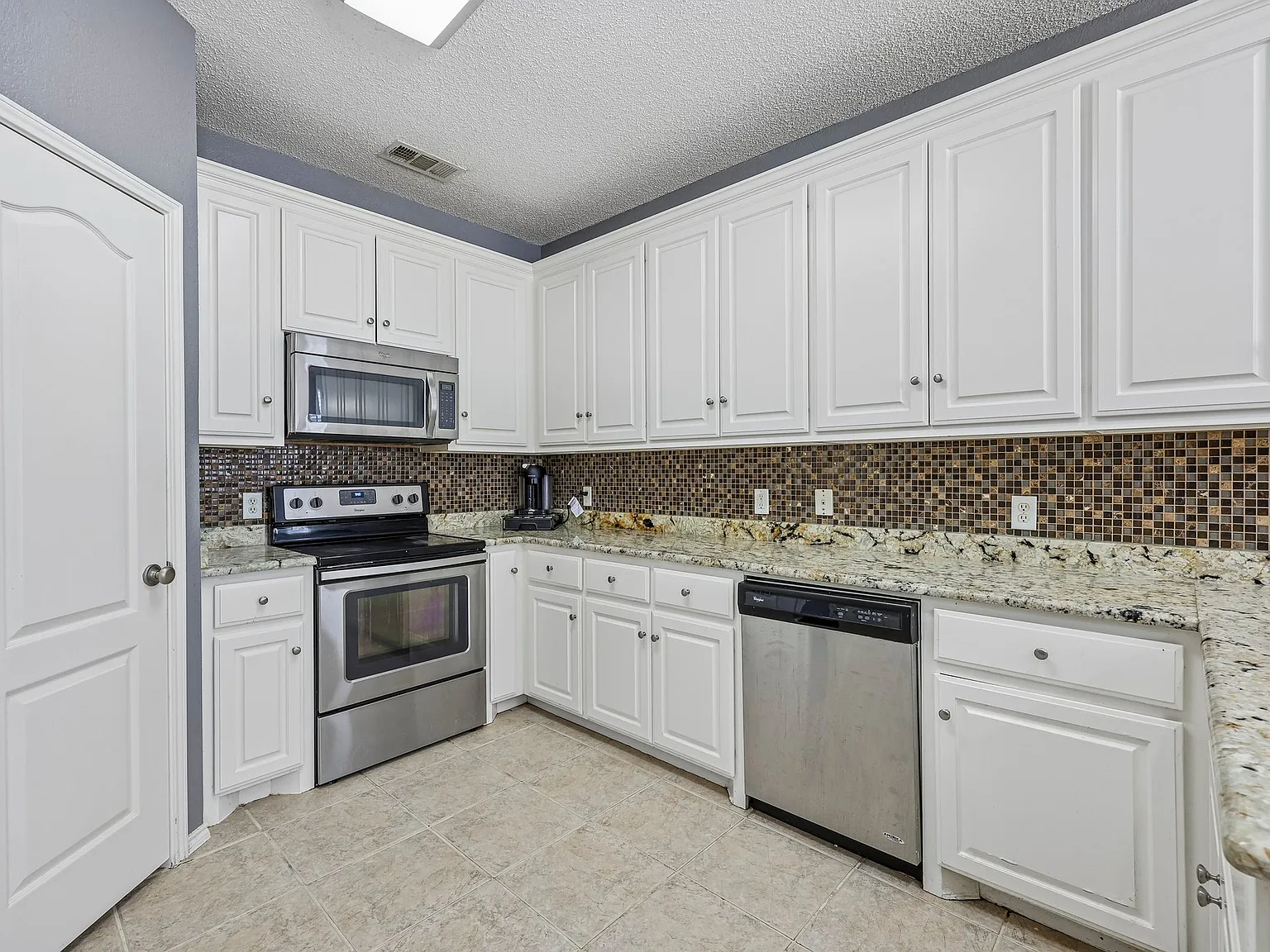 4 bed, 3.5 bath, 3008 sqft, $4,250 — Photo 4