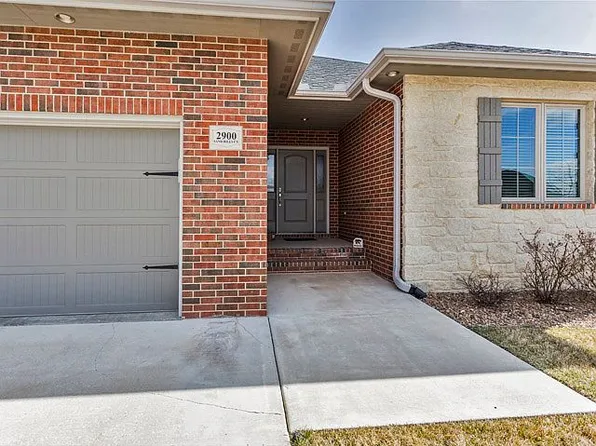 2902 Sand Hills Ct, Hutchinson, KS 67502