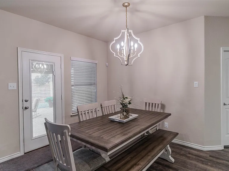 562 Jamestown Ln — Photo 14