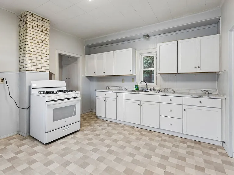 425 Bancroft St — Photo 9