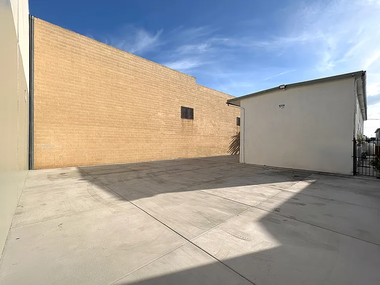637 E 23rd St #4 — Photo 22