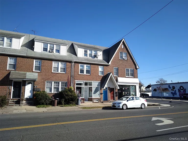 666 Willis Ave — Photo 1