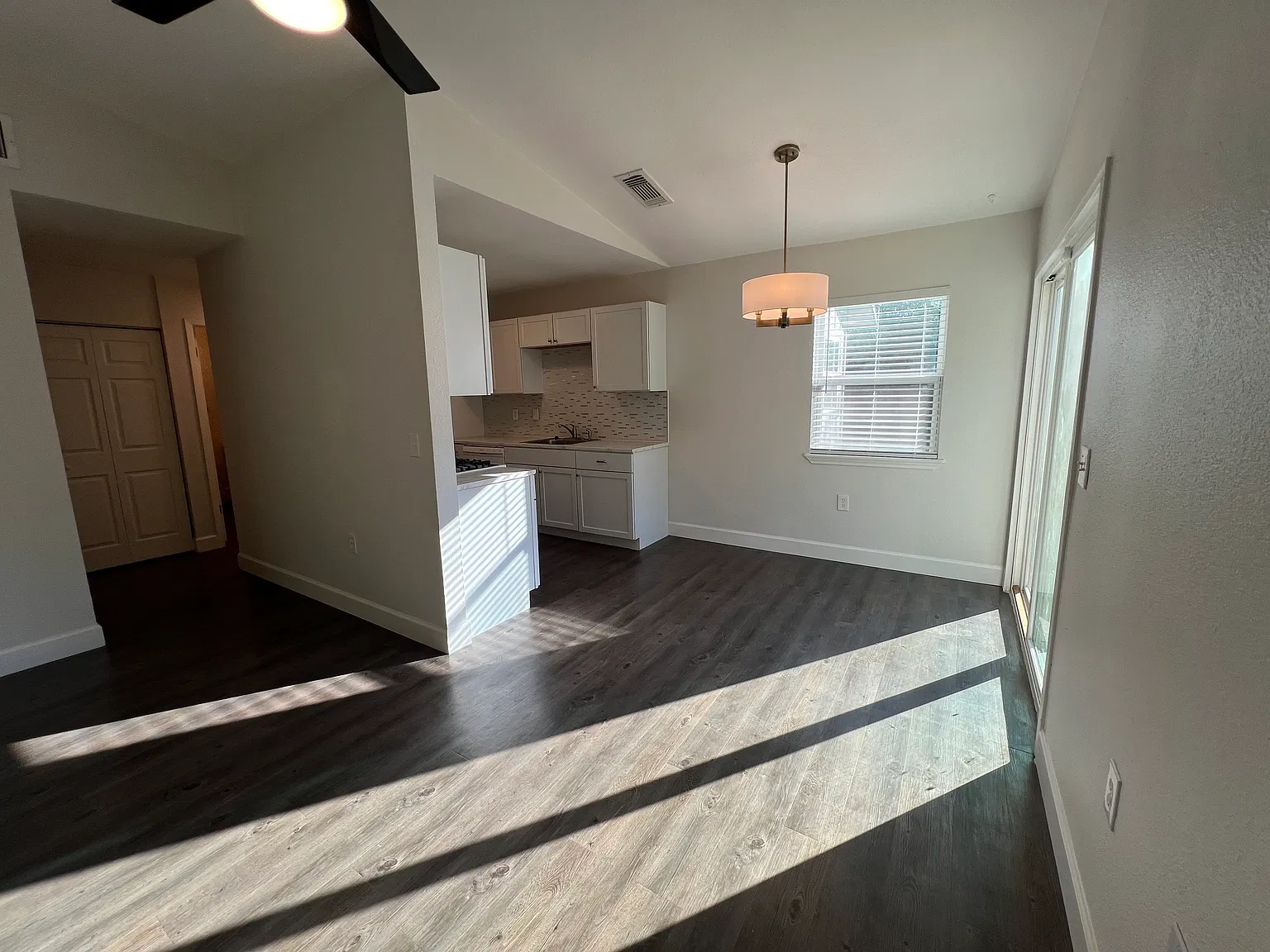 3 bed, 1.5 bath, 1033 sqft, $1,500 — Photo 4
