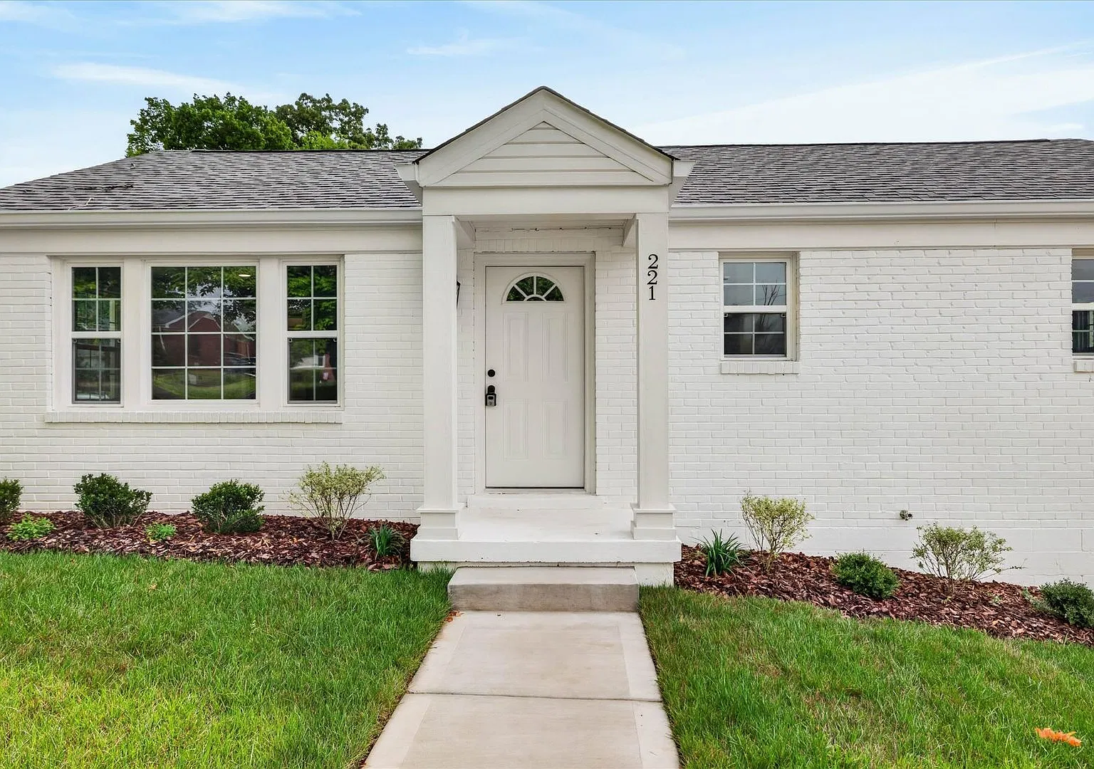 Beautiful Renovated 4 Bedroom Home For Rent With a Large Bonus Room! — Photo 4